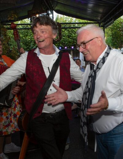 Optreden van De Nijlpaarden met live muziek van accordeon en contrabas op Piet's 70 party. Foto: AbDonkerFotografie.