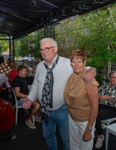 Piet en Sia poseren genieten van de live muziek, omringd door gasten van Piet's 70 party. Foto: AbDonkerFotografie.